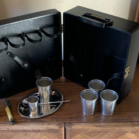 TRAV-L-BAR In Suitcase For Four Guests in Silver With Serving Tray, Bar Utensils - Picture 4 of 17
